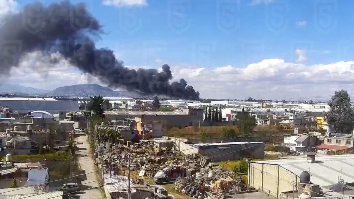 मेक्सिको में भीषण विमान हादसा: प्राइवेट जेट बिल्डिंग से टकराया, 7 लोगों की मौत