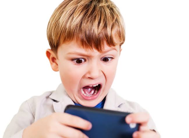 सोशल मीडिया बच्चों को बना रहा है हिंसक और जिद्दी : नई स्टडी से माता-पिता में चिंता बढ़ी