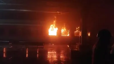 आंध्र प्रदेश में टाटा-एर्नाकुलम एक्सप्रेस में आग: एक बुज़ुर्ग की मौत, दो कोच जलकर राख