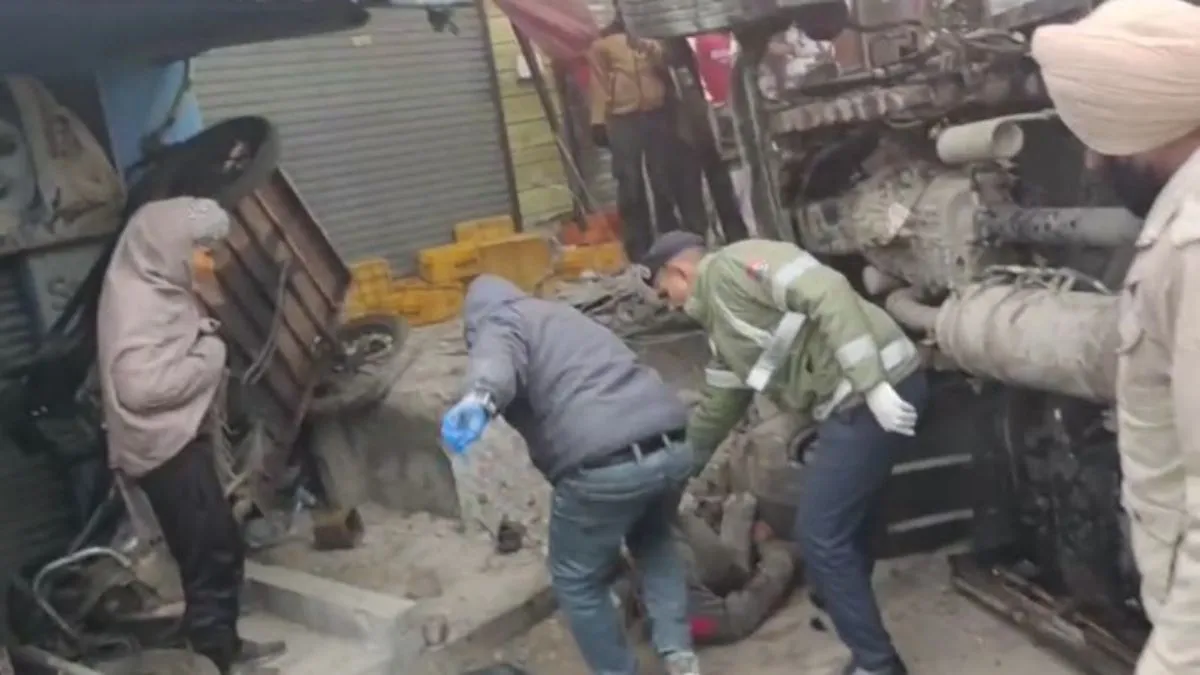 जालंधर-भोगपुर हाईवे पर कोहरा: ट्रक-ट्रैक्टर-ट्रॉली की टक्कर में 2 की मौत, 7 घायल