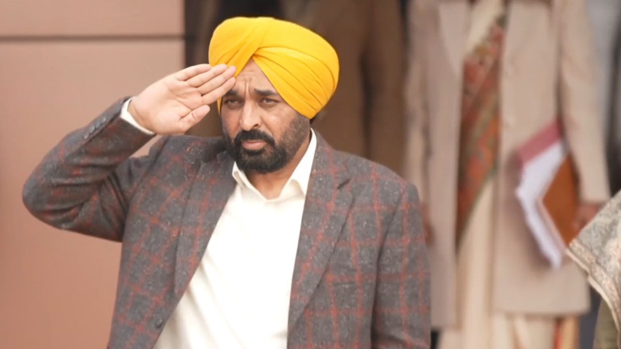 77वां गणतंत्र दिवस: CM मान ने होशियारपुर में तिरंगा फहराया; गैंगस्टरों को कड़ी चेतावनी और एंटी-ड्रग हेल्पलाइन नंबर किया जारी