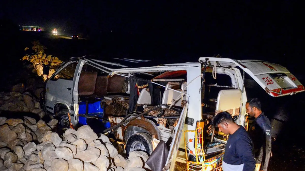 पाकिस्तान में बस और वैन की भयानक टक्कर: 15 लोगों की मौत, मरने वालों में यूनिवर्सिटी के कई खिलाड़ी भी शामिल