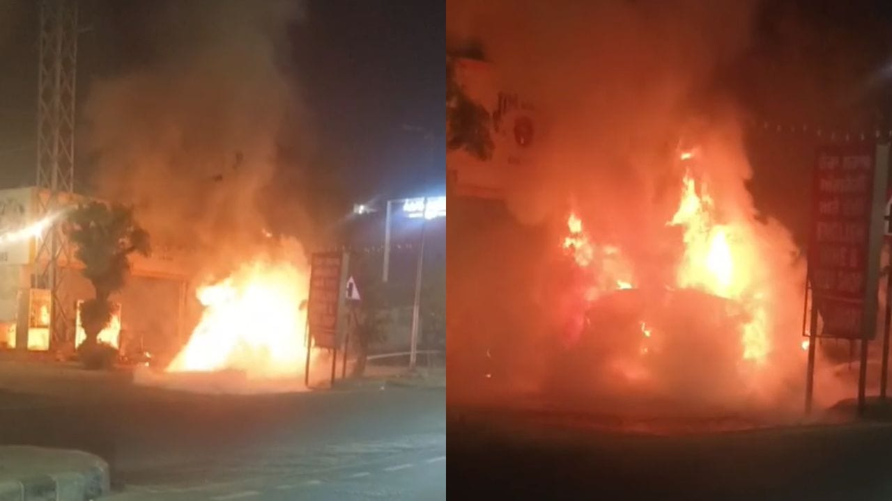 लुधियाना के फिरोजपुर रोड पर BMW में लग गई आग; मिनटों में जलकर हुई राख, सवार युवकों ने बचाई जान