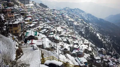 हिमाचल में बर्फबारी और बारिश: 683 सड़कें बंद, 5700 से ज़्यादा ट्रांसफ़ॉर्मर खराब