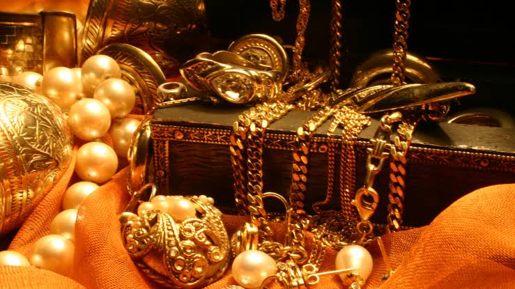 कर्नाटक में घर की नींव खोदते समय मिला ‘खजाना’: तांबे के बर्तन में मिले 470 ग्राम सोने के गहने