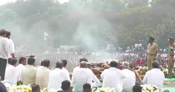 अजित पवार का पूरे राजकीय सम्मान के साथ अंतिम संस्कार किया ; कई दिग्गजों ने दी श्रद्धांजलि