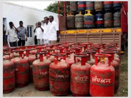 नए साल के पहले दिन महंगाई का झटका: कमर्शियल गैस सिलेंडर की कीमतों में भारी बढ़ोतरी, जानें अपने शहर का हाल