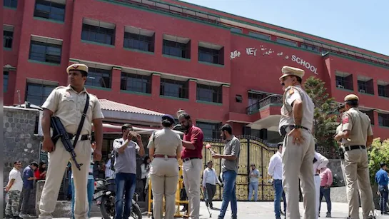 दिल्ली में पांच स्कूलों को मिली बम से उड़ाने की धमकी, जांच के बाद अफवाह निकली