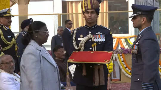77वां गणतंत्र दिवस: राष्ट्रपति द्रौपदी मुर्मू ने कर्तव्य पथ पर राष्ट्रीय ध्वज फहराया