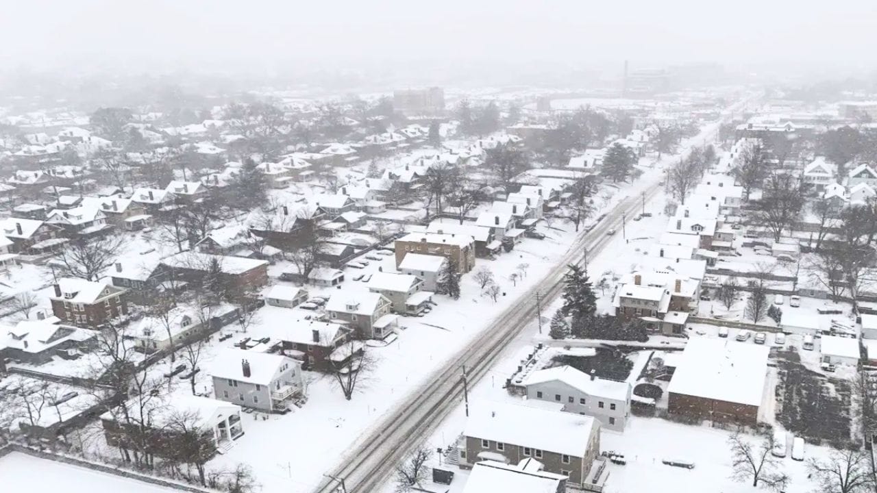 अमेरिका में बर्फीले तूफान ने तबाही मचाई: 10 लाख घरों में बिजली बंद , 10,000 से ज़्यादा फ्लाइट्स कैंसिल