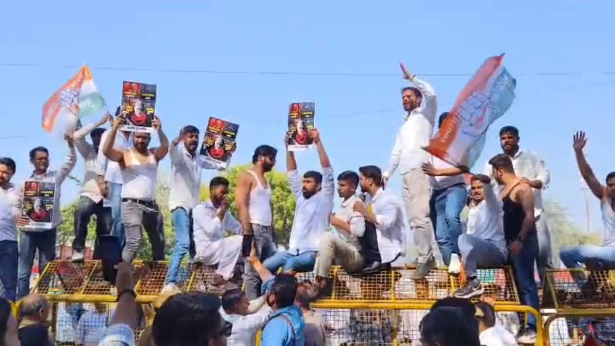 युवा कांग्रेस ने अजमेर में प्रधानमंत्री मोदी के दौरे के खिलाफ पोस्टर लगाए
