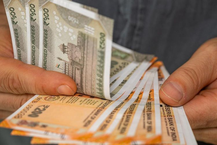 रुपया छह पैसे टूटकर 90.95 प्रति डॉलर पर