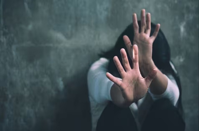 प्रेमिका का अश्लील वीडियो बनाकर दोस्तों के साथ संबंध बनाने को कहा