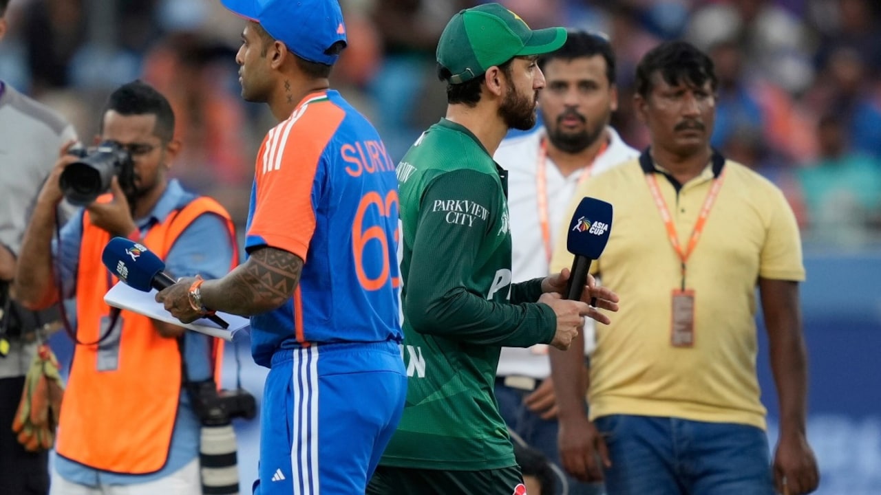 T20 वर्ल्ड कप 2026: भारत के खिलाफ मैच खेलने को तैयार हुआ पाकिस्तान, लाहौर की बैठक में लिया ‘सरेंडर’ का फैसला