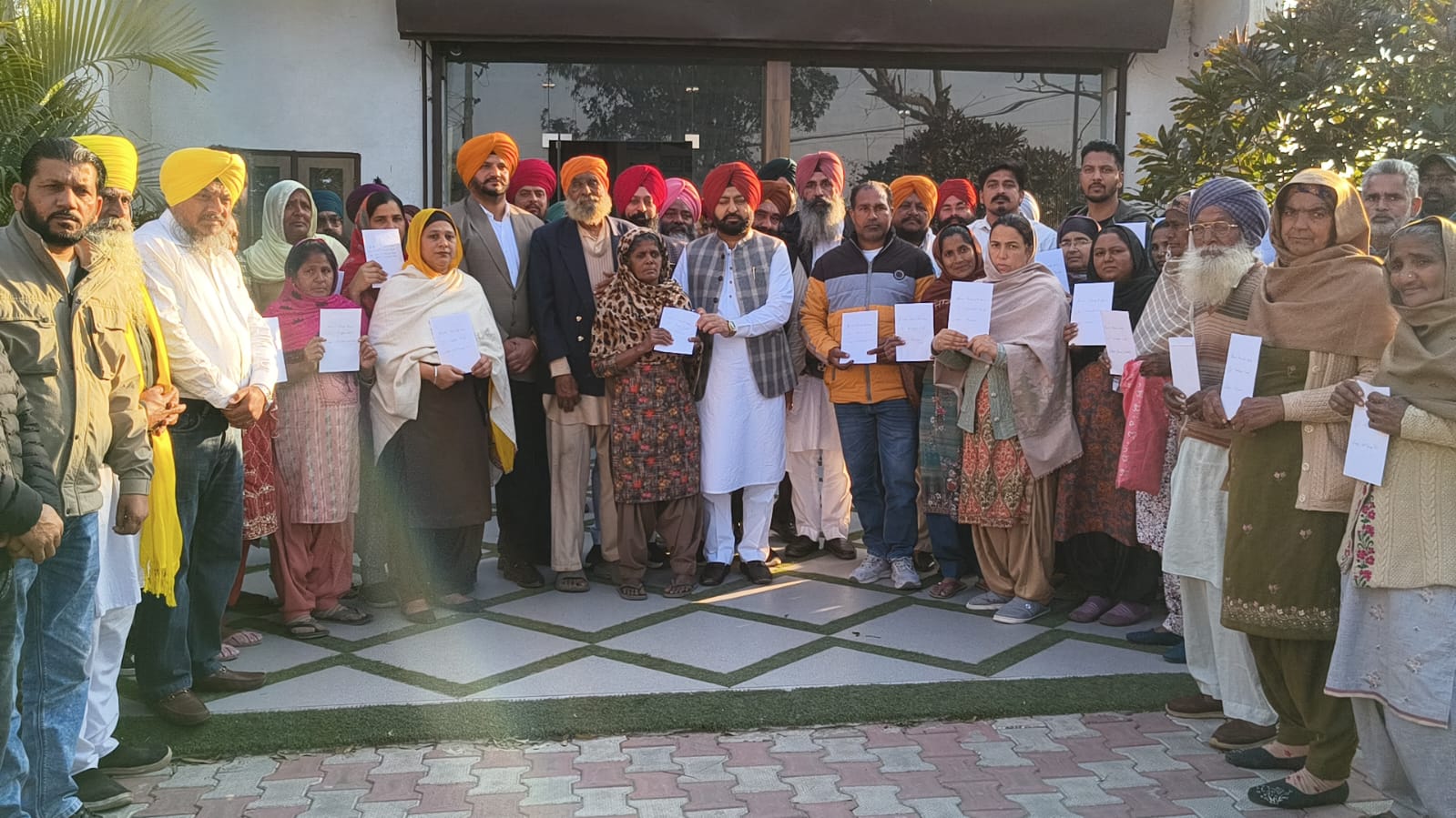 कैबिनेट मंत्री हरदीप सिंह मुंडिया ने पक्के घरों के लिए 72 परिवारों को 86.40 लाख रुपये के चेक बांटे