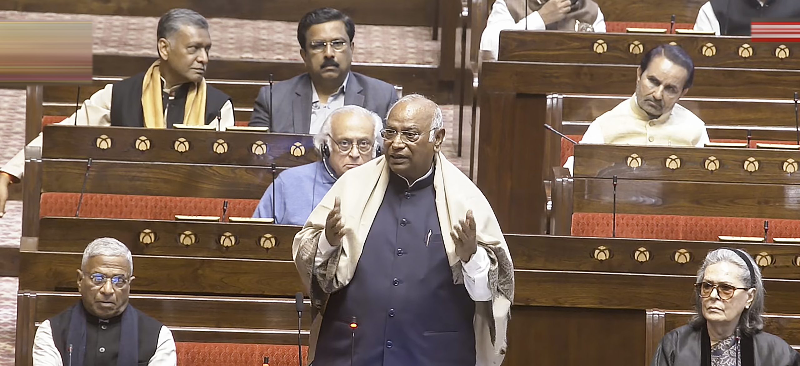 राज्यसभा में खरगे ने कार्यस्थलों पर जाति आधारित भेदभाव को लेकर जताई चिंता