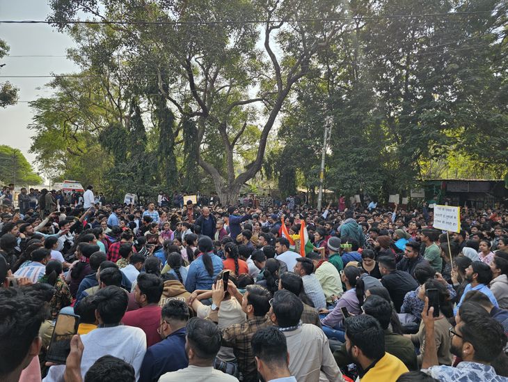 मुंबईवासियों, छात्रों ने विल्सन कॉलेज को जिमखाना सौंपने की मांग को लेकर प्रदर्शन किया