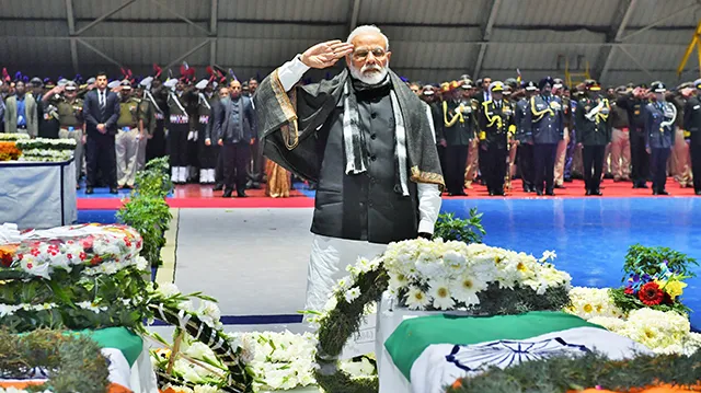 उपराष्ट्रपति और प्रधानमंत्री ने पुलवामा आतंकी हमले के शहीदों को श्रद्धांजलि दी