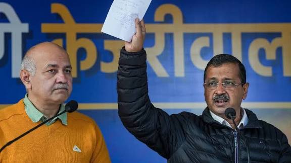 शराब नीति केस में अरविंद केजरीवाल और मनीष सिसोदिया बरी; कोर्ट के फैसले के बाद छलके आंसू, सिसोदिया को लगाया गले