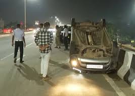 भुवनेश्वर में तेज रफ्तार कार ओवरब्रिज से गिरी, दो लोग घायल