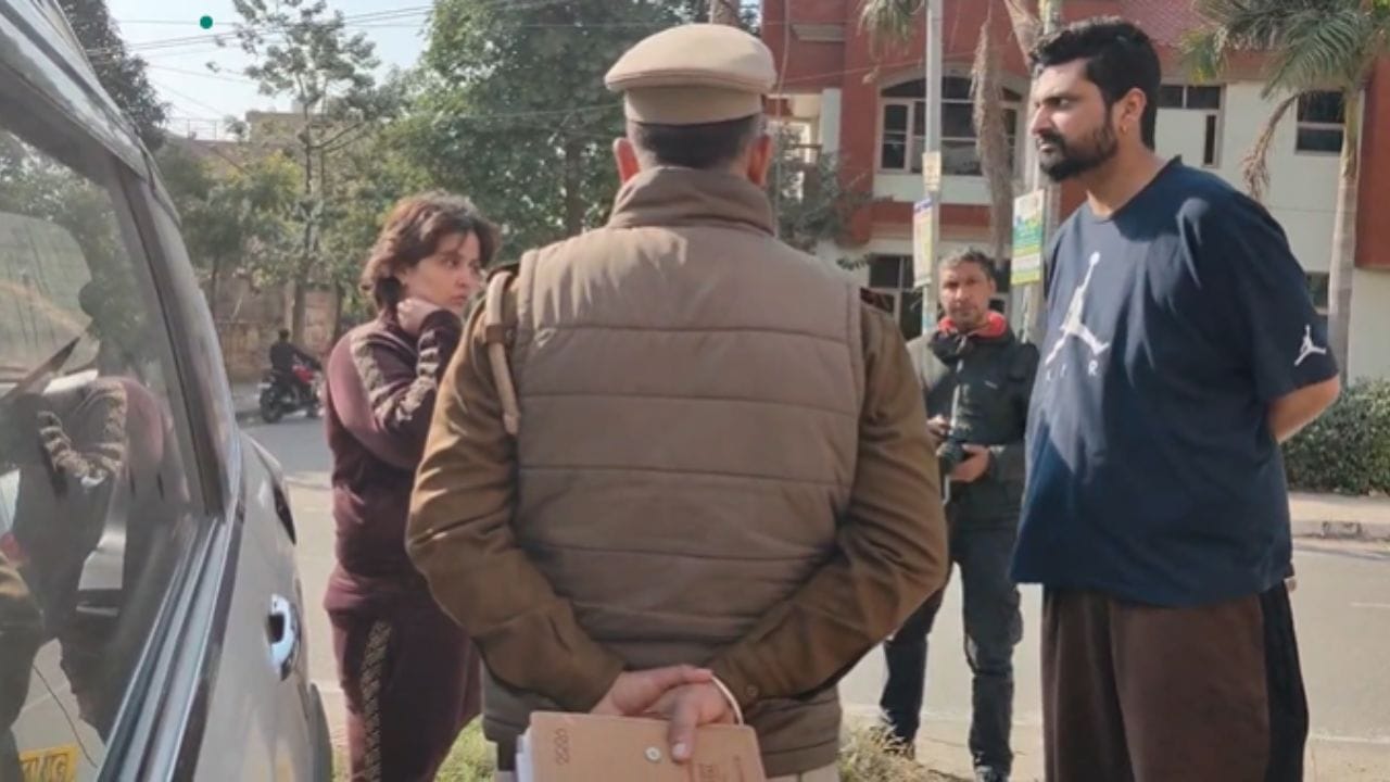 जालंधर में दिन-दहाड़े बड़ी वारदात: बैंक के बाहर पति-पत्नी से ₹19 लाख की लूट, तलवार दिखाकर फरार हुए नकाबपोश लुटेरे