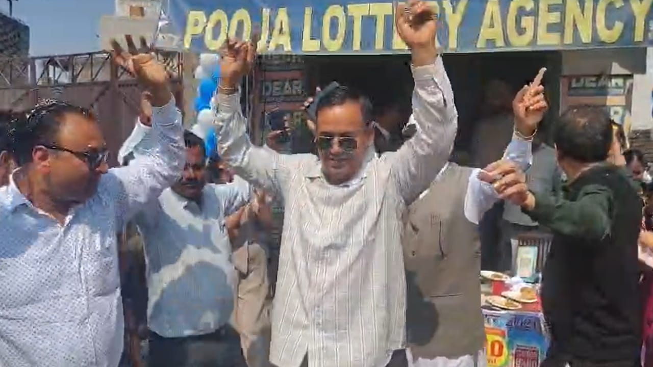 चश्मा खरीदने रुके शख्स की चमकी किस्मत: अचानक खरीदी टिकट से निकले 3 करोड़; मोगा का महेंद्र सिंह बना करोड़पति