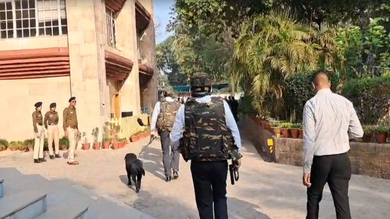 चंडीगढ़ के स्कूलों और पंजाब सचिवालय को बम से उड़ाने की धमकी; पुलिस अलर्ट, बच्चों की छुट्टी की गई