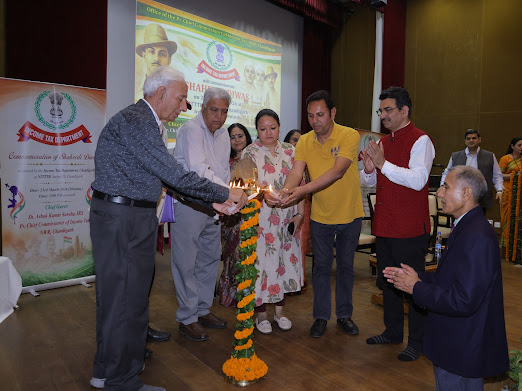 आयकर विभाग ने चंडीगढ़ में शहीदी दिवस का आयोजन किया, शहीदों के परिजनों का सम्मान; सांस्कृतिक प्रस्तुतियों के माध्यम से दी गई