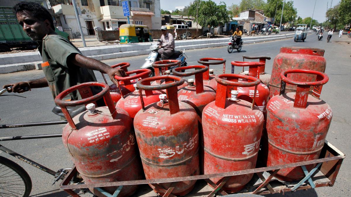 पंजाब में एलपीजी की कमी नहीं: सरकार ने जमाखोरी के खिलाफ दी चेतावनी, कहा- घबराकर अतिरिक्त बुकिंग न करें