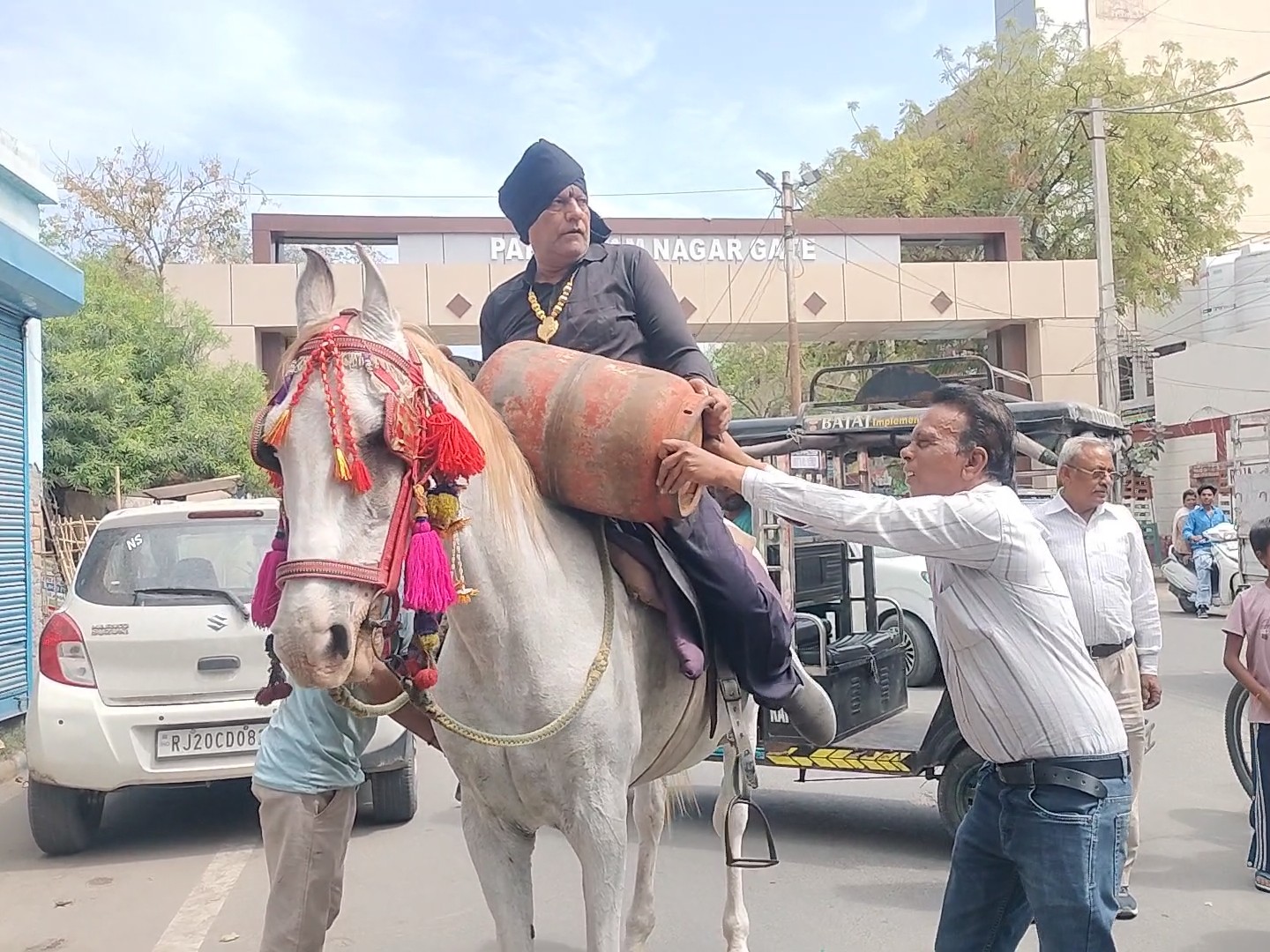 बठिंडा में अनोखा प्रदर्शन: सिलेंडर की किल्लत पर ‘डाकू’ बने पूर्व पार्षद, घोड़े पर सवार होकर छीना गैस सिलेंडर