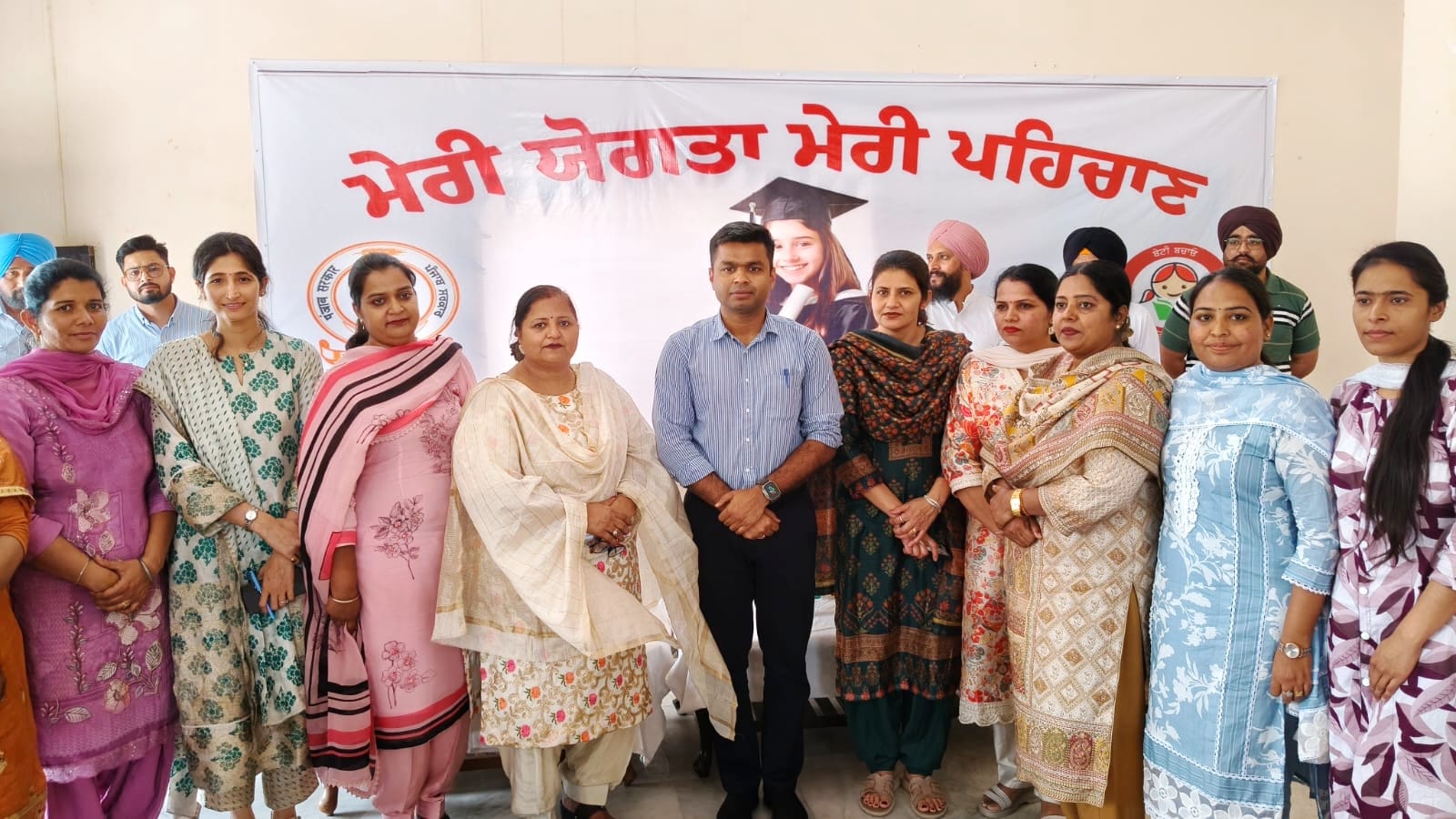 *मेरी योग्यता मेरी पहचान* अभियानप्रशासन ने मानकवाल गांव में 11 उच्च शिक्षित महिलाओं के घरों के बाहर नामपट्टियां लगाईं, साथ ही उनकी उपाधियों के नाम भी अंकित किए, डीसी हिमांशु जैन ने अभियान का विस्तार पूरे जिले में किया