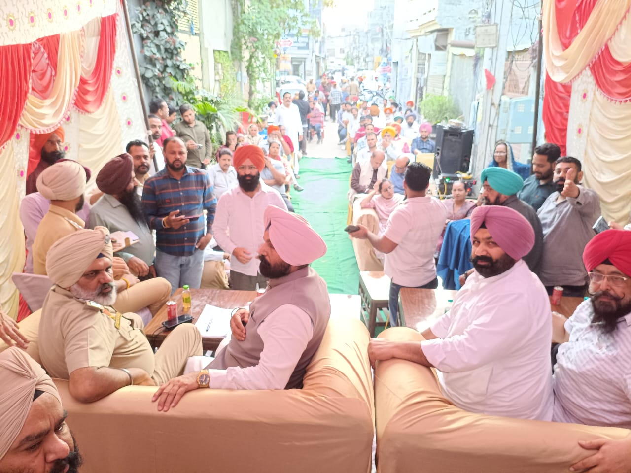 अध्यक्ष मनप्रीत सिंह के नेतृत्व में बैठकों का सिलसिला जारी है, वार्ड नंबर 42 में व्यापारियों की समस्याओं पर सुनवाई हुई।