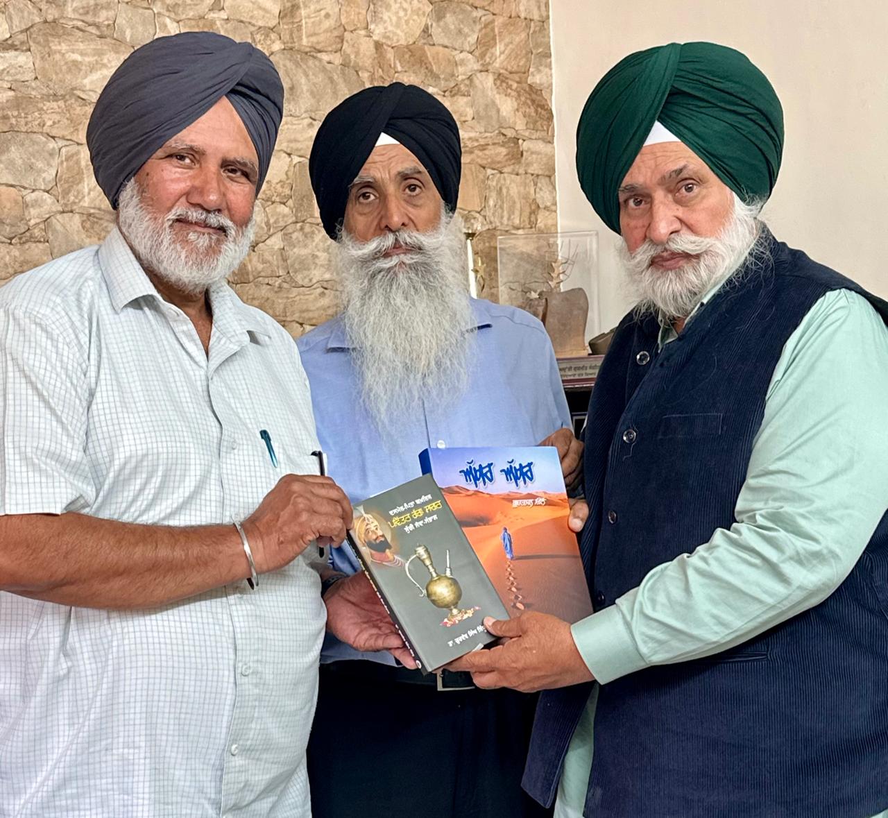 सरे (कनाडा) के संपादक हरकीरत सिंह कोलार और रचपाल सिंह गिल को शहीद भगत सिंह, राजगुरु और सुखदेव जी की शहादत की बरसी पर सम्मानित किया गया।