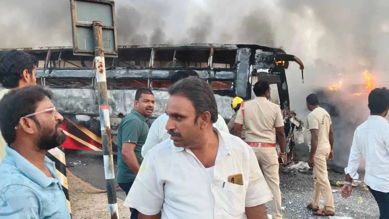 आंध्र प्रदेश में भीषण हादसा: ट्रक और बस की टक्कर के बाद लगी आग, 10 यात्रियों की जिंदा जलकर मौत