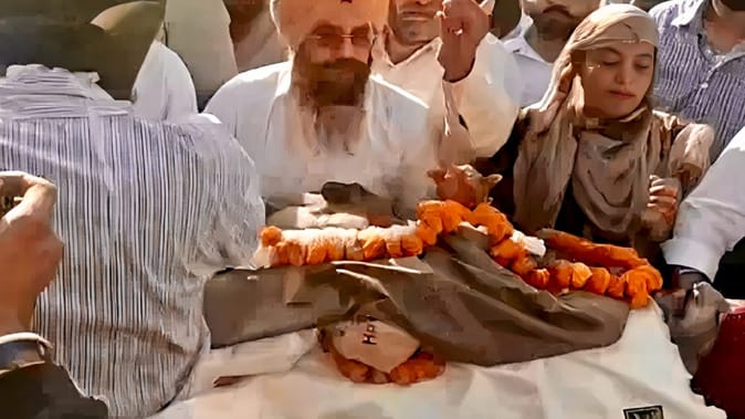 डीएम सुसाइड केस: गमगीन माहौल में हुआ रंधावा का अंतिम संस्कार