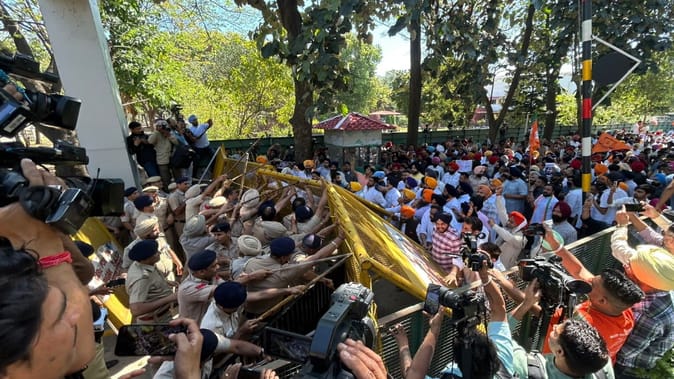 डीएम सुसाइड केस: चंडीगढ़ में सियासी संग्राम; सीएम आवास का घेराव कर रहे प्रदर्शनकारियों पर पुलिस ने छोड़ीं पानी की बौछारें