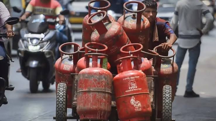 पंजाब और चंडीगढ़ में LPG का बड़ा संकट: 30 दिन की वेटिंग और भारी भीड़, पुलिस की मौजूदगी में बटेंगे सिलेंडर
