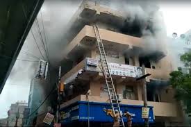 पालम में बहुमंजिला इमारत में लगी भीषण आग, तीन बच्चों सहित एक ही परिवार के सात लोगों की मौत