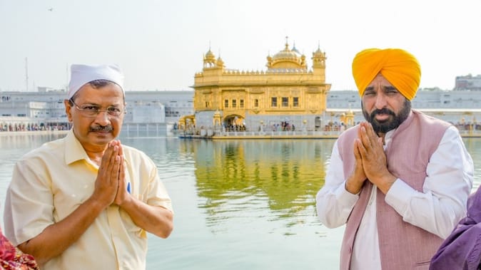 अदालत से राहत मिलने के बाद गोल्डन टेंपल पहुंचे अरविंद केजरीवाल; सीएम भगवंत मान के साथ टेका माथा