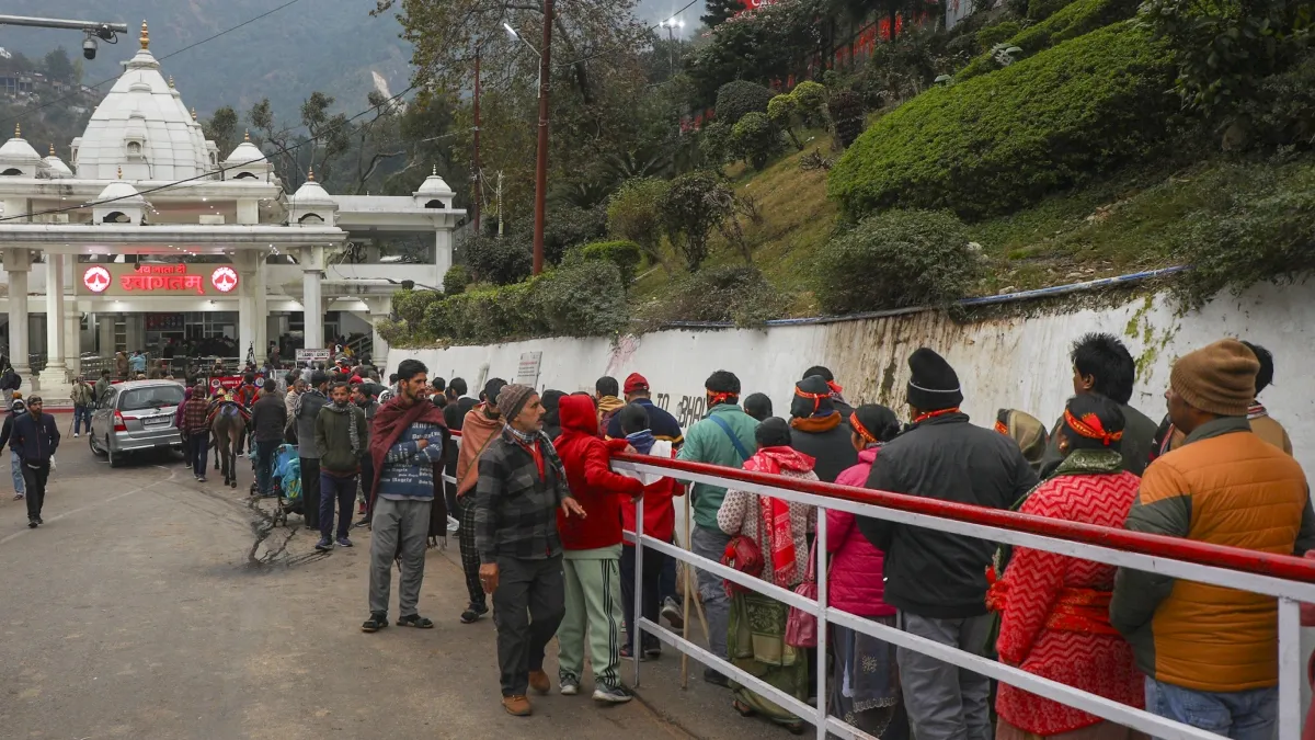 वैष्णो देवी यात्रा पर उमड़ा आस्था का सैलाब: भारी भीड़ के कारण यात्रा रोकी गई, अब तक 39,000 भक्तों ने किए दर्शन