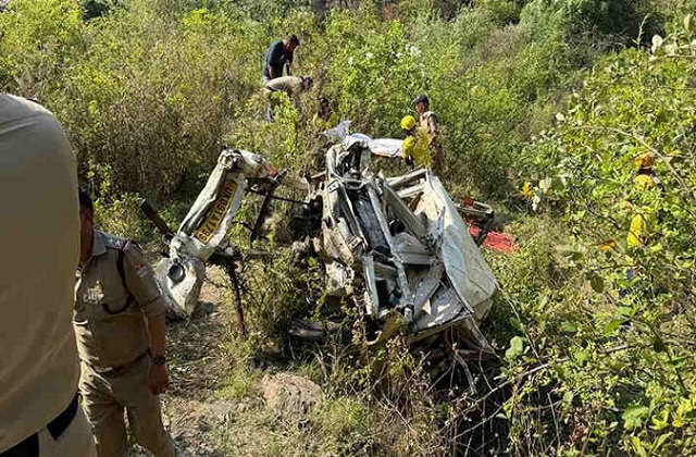 उत्तराखंड के टिहरी में दर्दनाक हादसा: 300 मीटर गहरी खाई में गिरा वाहन, 8 लोगों की मौत