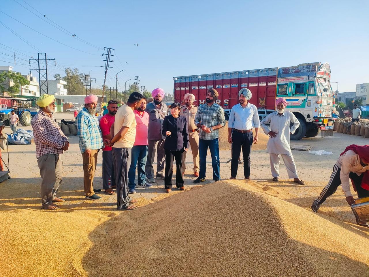 एडीसी पूनम सिंह ने अनाज मंडी का दौरा किया, अधिकारियों को गेहूं की शीघ्र खरीद और ढुलाई सुनिश्चित करने के निर्देश दिए