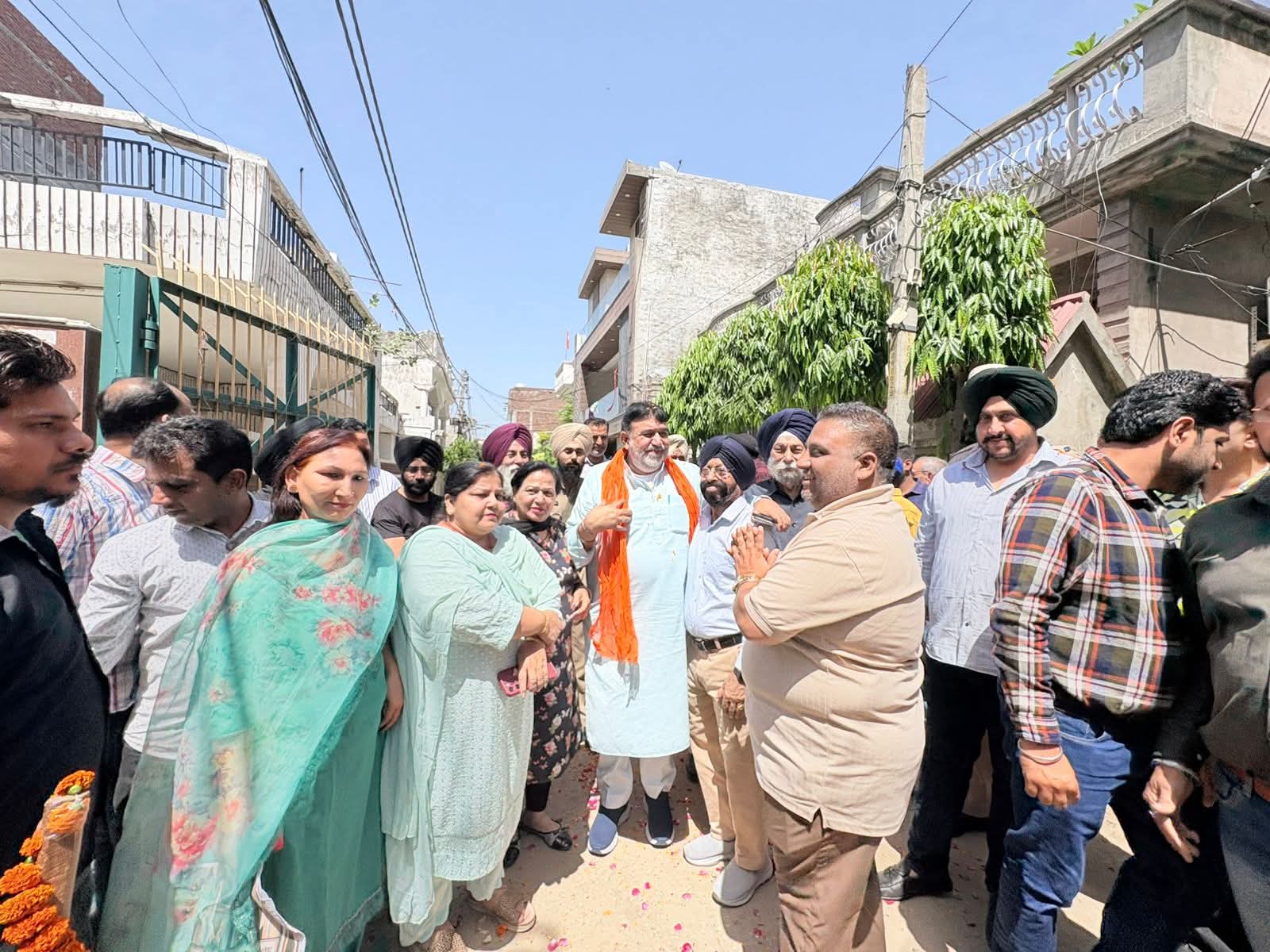 विधायक अशोक पाराशर पप्पी ने वार्ड 78 में 95.48 लाख रुपये की लागत से बन रही नई सड़कों के निर्माण कार्य का शुभारंभ किया।