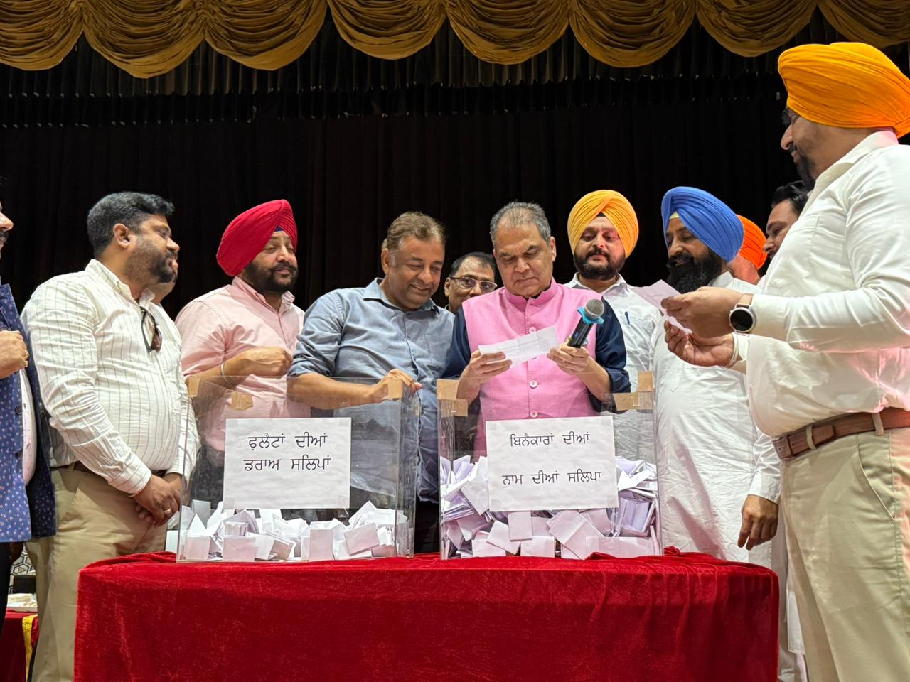 संजीव अरोरा ने अटल अपार्टमेंट्स के लिए पारदर्शी लॉटरी का संचालन किया; प्रमुख शहरी विकास पहलों की घोषणा की