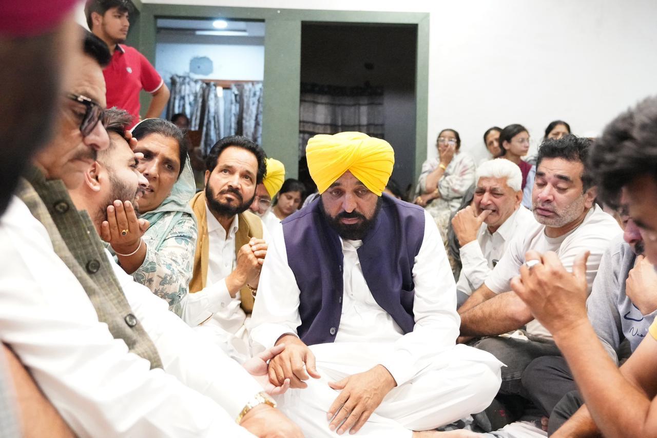 मुख्यमंत्री भगवंत सिंह मान जगराओं पहुंचकर मथुरा पीड़ित परिवारों से मिले, संकट की घड़ी में हर संभव सहायता का भरोसा