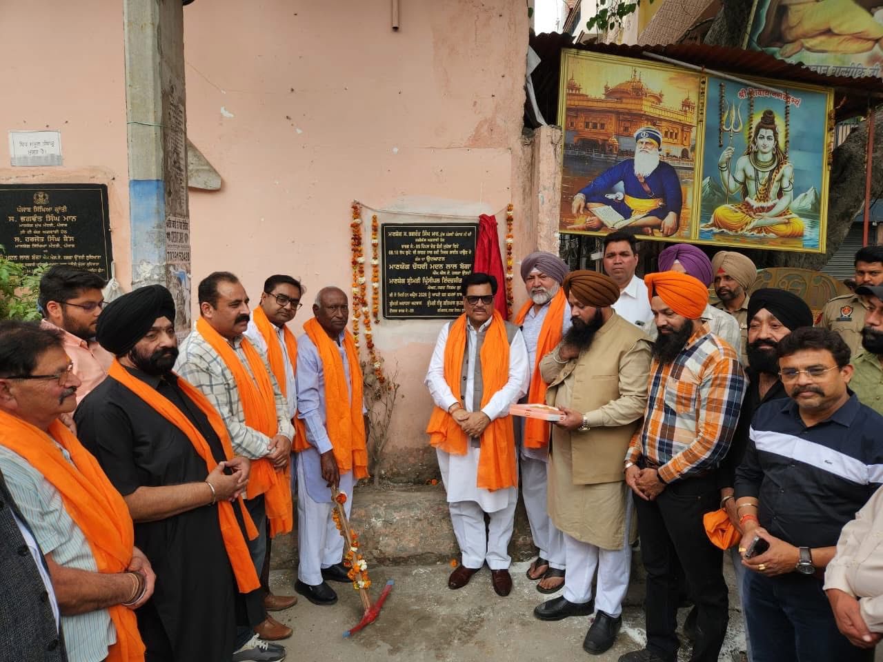 विधायक बग्गा ने कैंटोनमेंट मोहल्ले में नई सीवरेज पाइपलाइन बिछाने की परियोजना का शुभारंभ किया