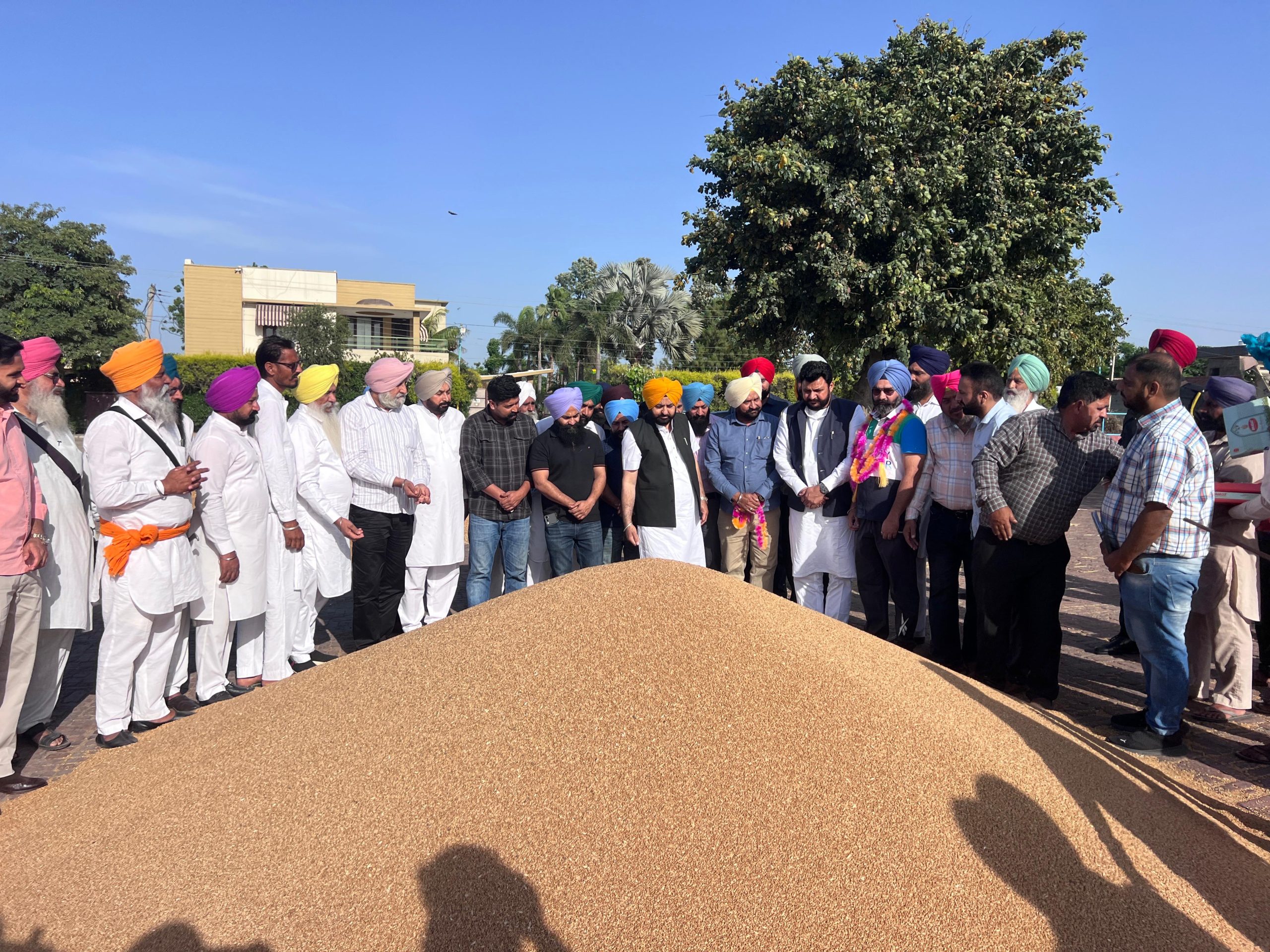 लुधियाना जिले के पाखोवाल ब्लॉक के जोधन गांव में फसल अवशेष प्रबंधन (सीआरएम) पर एक किसान जागरूकता और ग्राम स्तरीय उद्यमिता विकास कार्यशाला का सफलतापूर्वक आयोजन किया गया। इसका उद्देश्य टिकाऊ फसल अवशेष प्रबंधन पद्धतियों को बढ़ावा देना और किसानों को सरकारी सहायता योजनाओं और आधुनिक कृषि प्रौद्योगिकियों के बारे में जागरूक करना था।