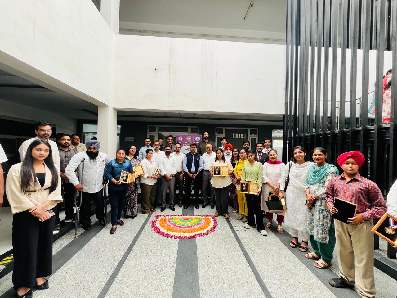 जिला प्रशासन ने फ्यूचर टाइकून्स पुरस्कार समारोह में युवा उद्यमियों को सम्मानित किया