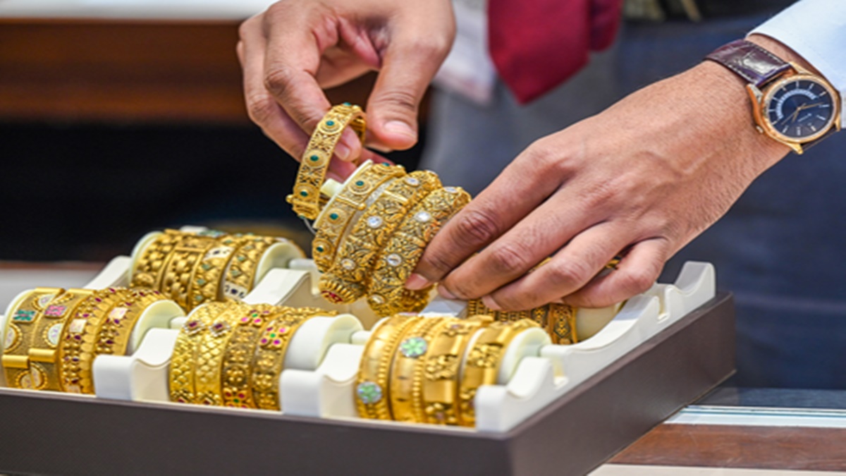 सोने-चांदी की कीमतों में भारी गिरावट: चांदी ₹1,100 से ज्यादा टूटी, जानें क्या है आपके शहर का ताजा भाव