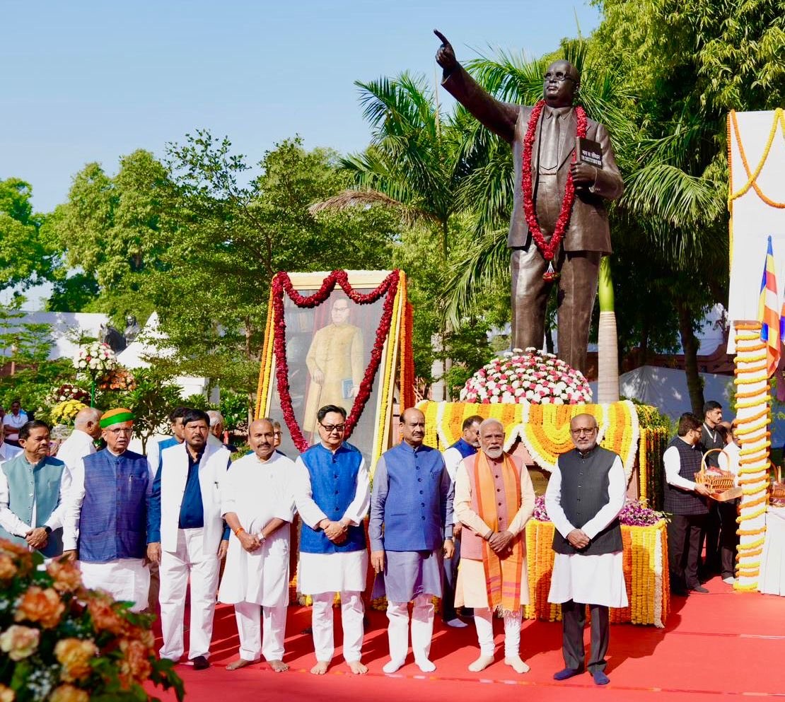 उपराष्ट्रपति, प्रधानमंत्री एवं लोकसभा अध्यक्ष ने बाबासाहेब डॉ. भीमराव अम्बेडकर की जयंती पर संसद भवन परिसर स्थित प्रेरणा स्थल पर उनकी प्रतिमा पर पुष्पांजलि अर्पित की